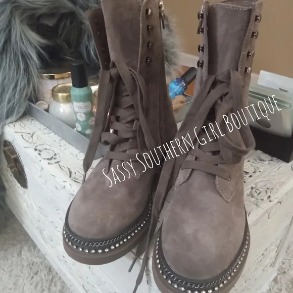 🆕⭐ VINCE CAMUTO suede mocha brown rhinestone combat boots