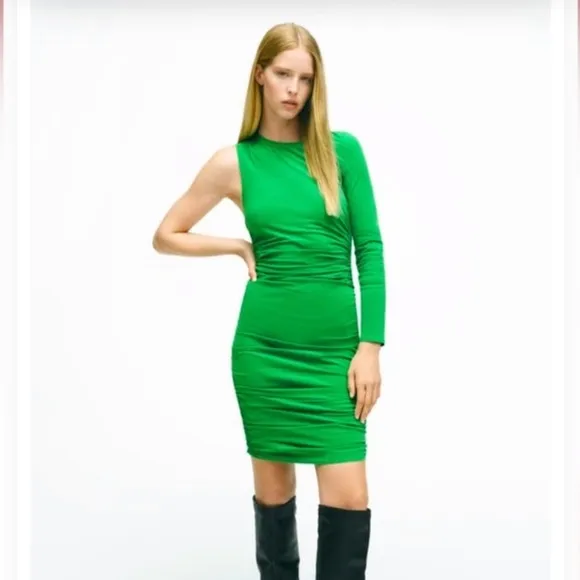 💚 ZARA GREEN COLD SHOULDER RUCHED FIT &amp; FLARE DRESS!