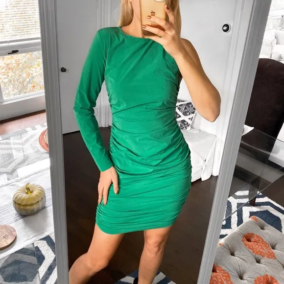 💚 ZARA GREEN COLD SHOULDER RUCHED FIT &amp; FLARE DRESS!