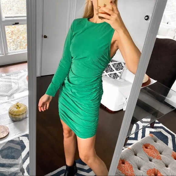 💚 ZARA GREEN COLD SHOULDER RUCHED FIT &amp; FLARE DRESS!