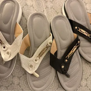 2 pairs of women sandals