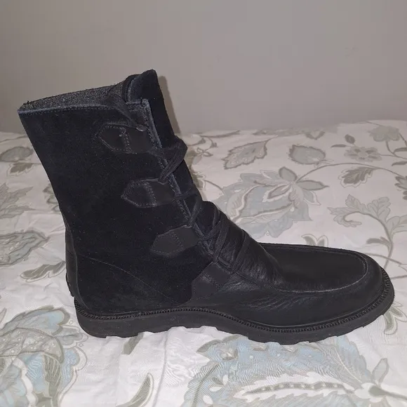 A pair of Sorel men's black leather and suede boots in a size 13.