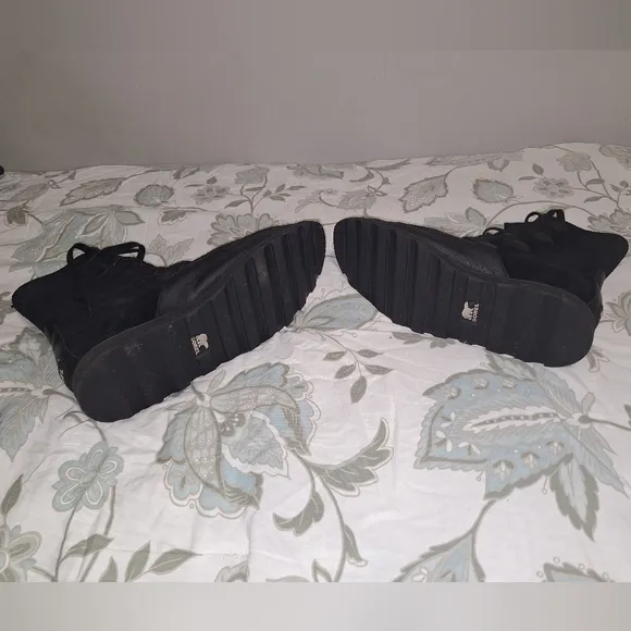 A pair of Sorel men's black leather and suede boots in a size 13.