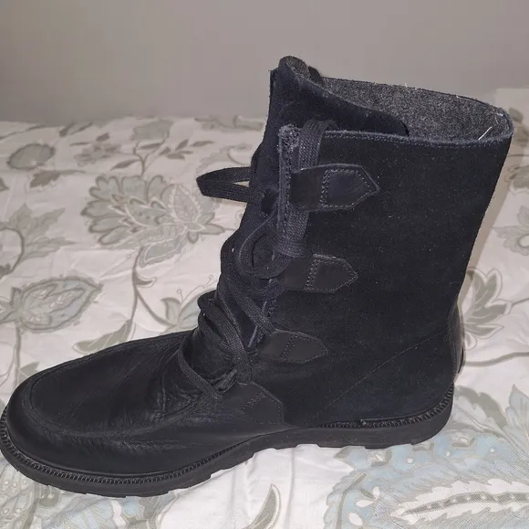 A pair of Sorel men's black leather and suede boots in a size 13.