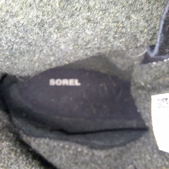 A pair of Sorel men's black leather and suede boots in a size 13.