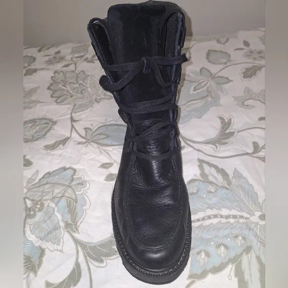 A pair of Sorel men's black leather and suede boots in a size 13.