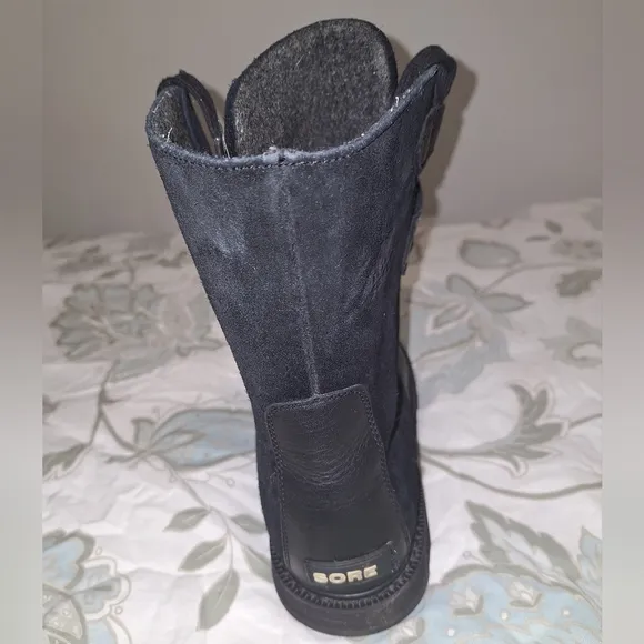 A pair of Sorel men's black leather and suede boots in a size 13.