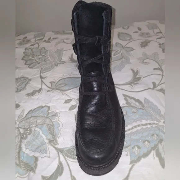 A pair of Sorel men's black leather and suede boots in a size 13.