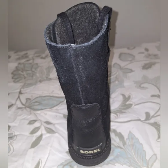 A pair of Sorel men's black leather and suede boots in a size 13.
