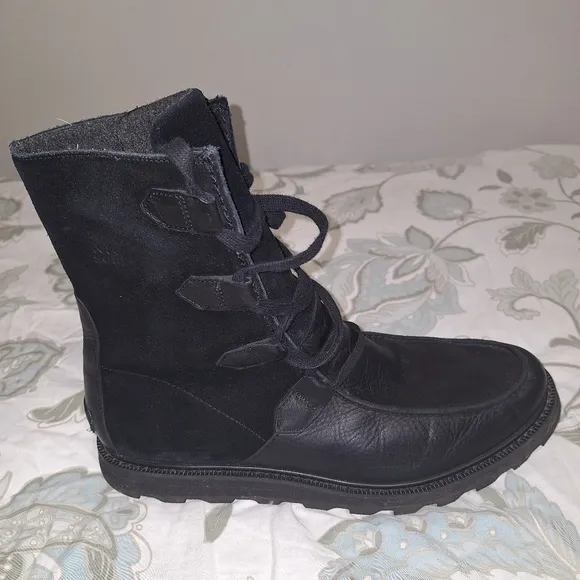 A pair of Sorel men's black leather and suede boots in a size 13.