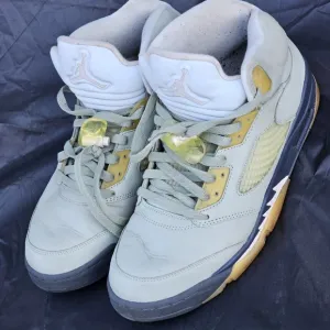 Air Jordan Sneakers - Gray and WhiteAir Jordan 5 JADE HORIZON Nubuck leather