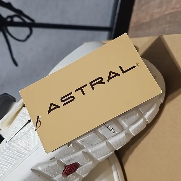 Astral Webber Cream &amp; Gray Sandals Size 8 NWT
