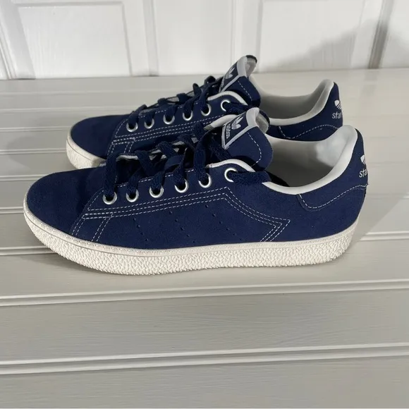Big Kids Adidas Originals Stan Smith CS Casual shoe size 5 Dark Blue Suede