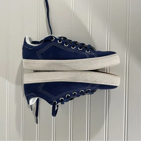 Big Kids Adidas Originals Stan Smith CS Casual shoe size 5 Dark Blue Suede