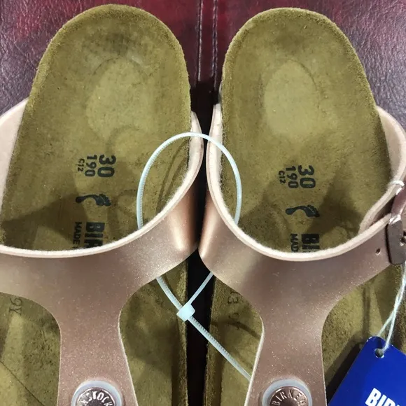 Birkenstock gizeh rose gold sandals