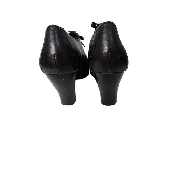 b.o.c black leather heeled oxford shoes with velvet laces.