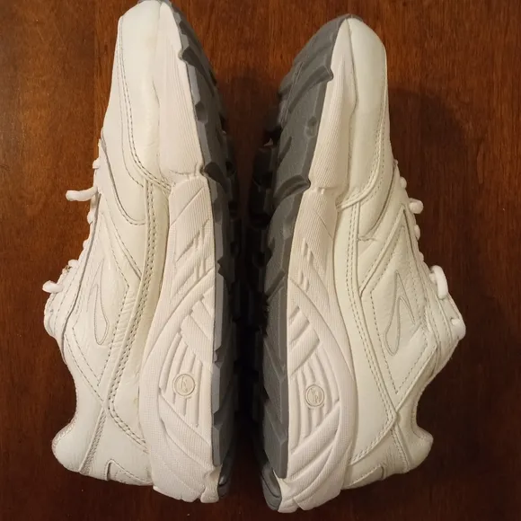 Brooks Addiction leather walking shoes