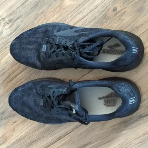 Brooks Launch 8 Men's sneakers. Men's size 13 black sneakers. Black Brooks shoes