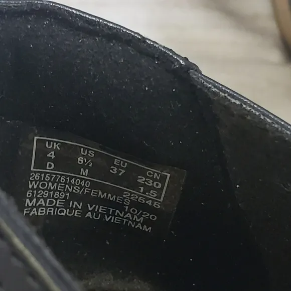 Clarks Juliet Black Leather Perforated Ballet 1 Inch Heels Womens 6.5 Classic