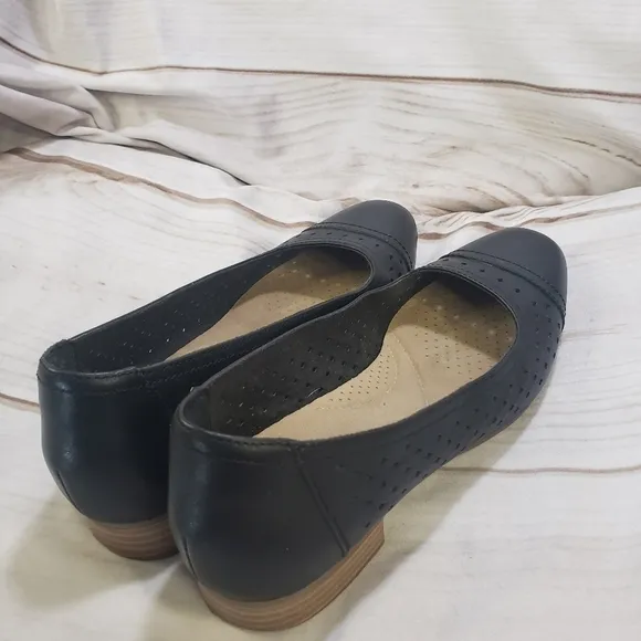 Clarks Juliet Black Leather Perforated Ballet 1 Inch Heels Womens 6.5 Classic