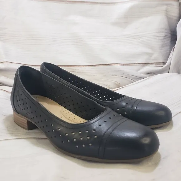 Clarks Juliet Black Leather Perforated Ballet 1 Inch Heels Womens 6.5 Classic