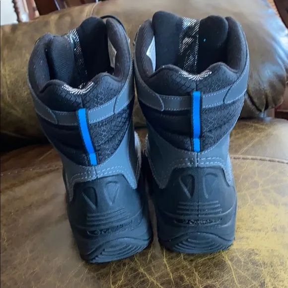 Columbia 4 youth black snow boots