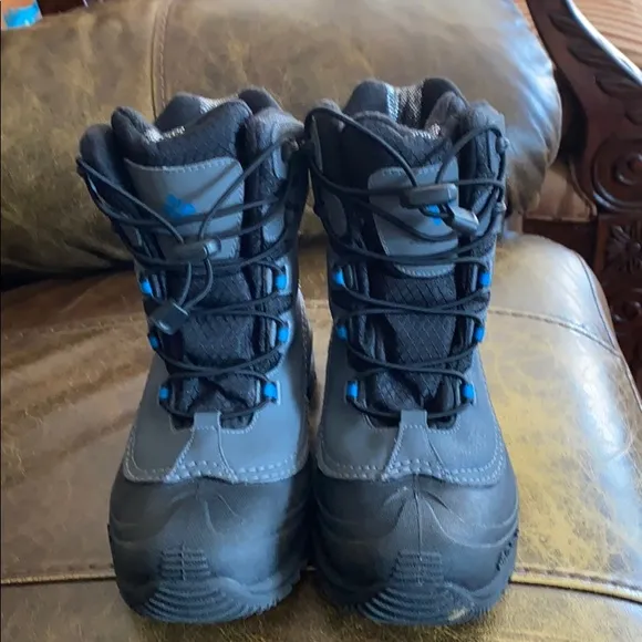 Columbia 4 youth black snow boots