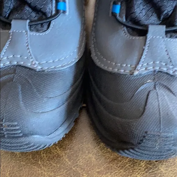 Columbia 4 youth black snow boots