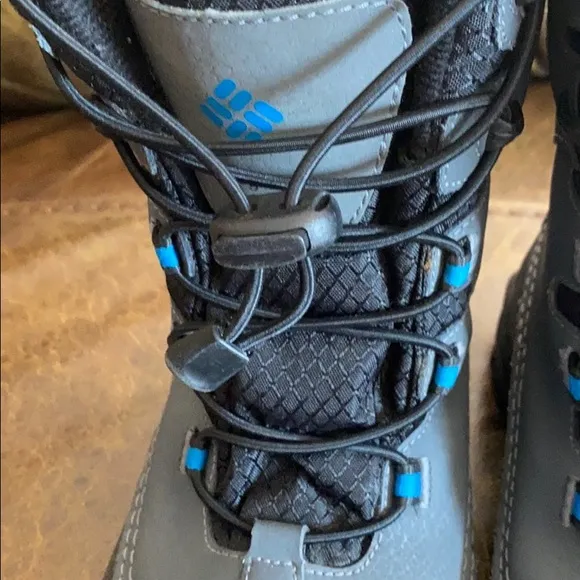 Columbia 4 youth black snow boots