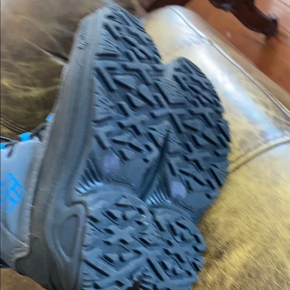 Columbia 4 youth black snow boots
