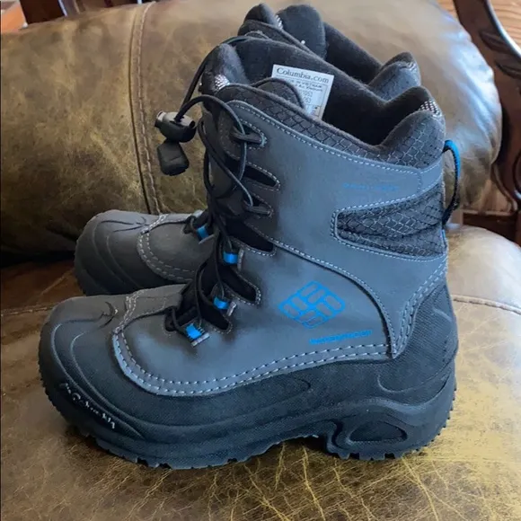 Columbia 4 youth black snow boots