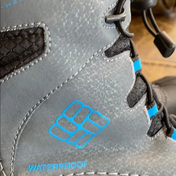 Columbia 4 youth black snow boots
