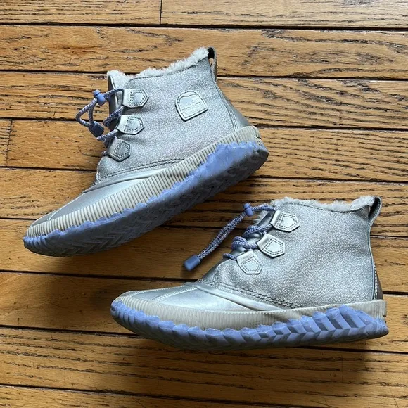Disney Sorel Frozen Boots Y-6