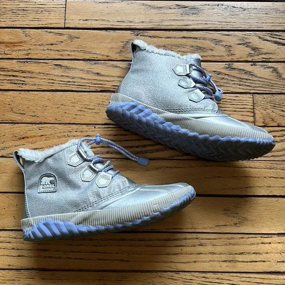 Disney Sorel Frozen Boots Y-6