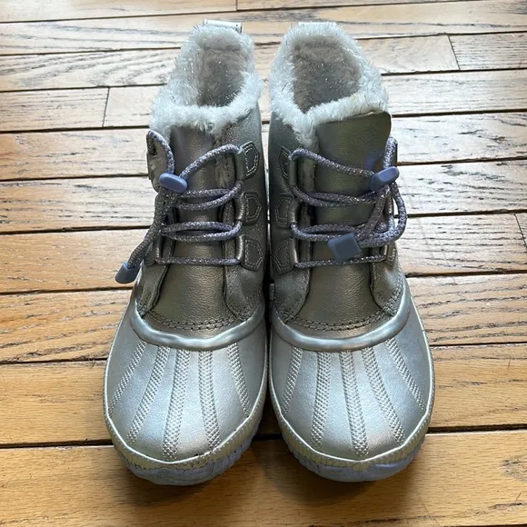Disney Sorel Frozen Boots Y-6