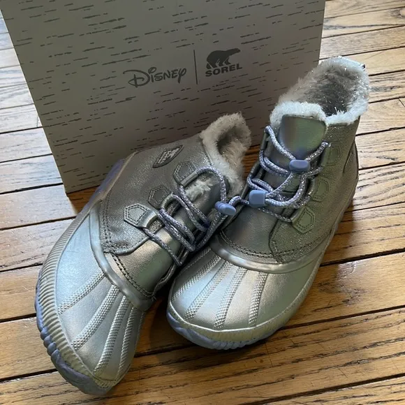 Disney Sorel Frozen Boots Y-6