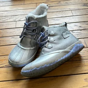 Disney Sorel Frozen Boots Y-6