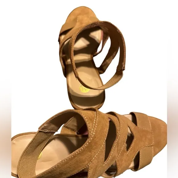 Dress Barn Brown Heels Size: 8.5