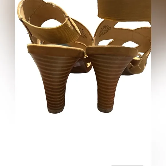 Dress Barn Brown Heels Size: 8.5