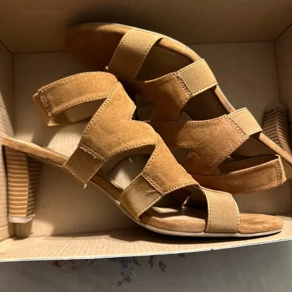 Dress Barn Brown Heels Size: 8.5