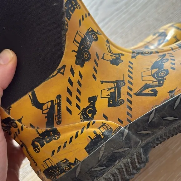 EUC Oaki Neoprene Rain/Snow Boots in Construction Sz 4