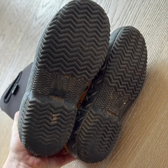 EUC Oaki Neoprene Rain/Snow Boots in Construction Sz 4