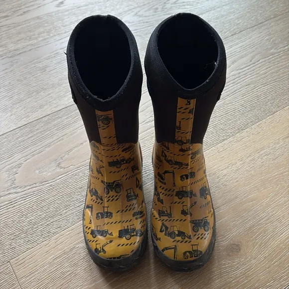 EUC Oaki Neoprene Rain/Snow Boots in Construction Sz 4