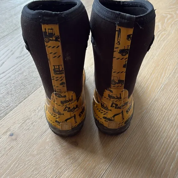 EUC Oaki Neoprene Rain/Snow Boots in Construction Sz 4