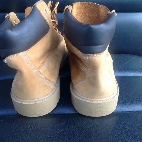 Genuine boys timberland hiking boys size 5.5