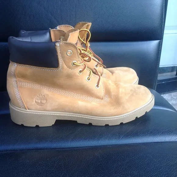Genuine boys timberland hiking boys size 5.5