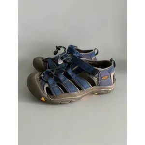 Keens Sandals Youth Size 5 EUC Blue