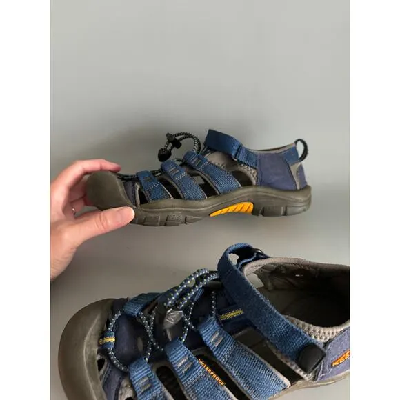 Keens Sandals Youth Size 5 EUC Blue