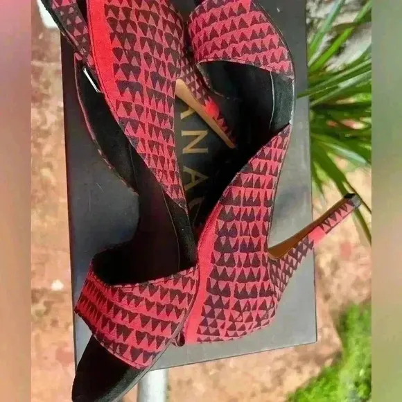 Manaola Heels Shoes Size 9 Great to pair with your pants dress shirt or romper
