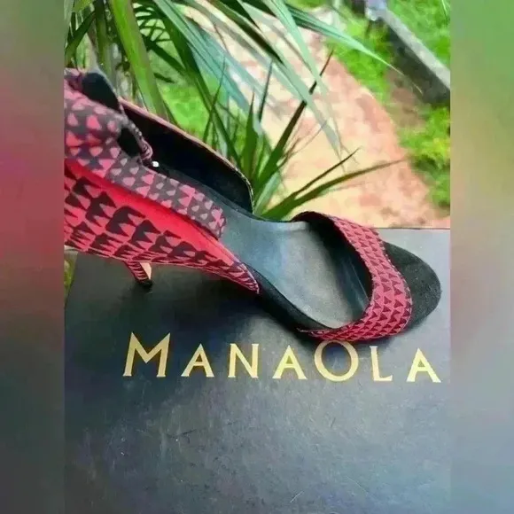 Manaola Heels Shoes Size 9 Great to pair with your pants dress shirt or romper